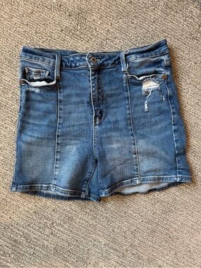 Judy Blue High Rise Distressed Denim Shorts XL Medium Wash Stretch Raw Hem